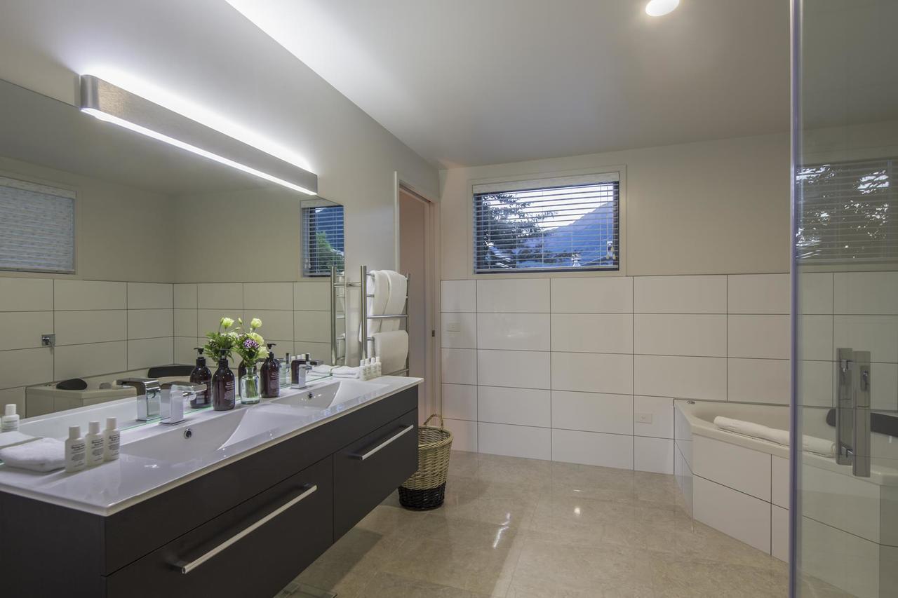 Lakefront Luxury By Amazing Accom Queenstown Exteriör bild